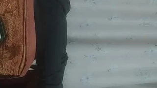 少女学生在她湿润的阴道里享受震动棒和玩具