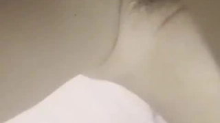 百变女神魅真大胆 大白天路边车里表演车后窗贴内涵段子