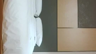 面貌清纯漂亮的大胸美女主播和网友见面吃饭被灌醉带到酒店玩