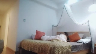大战性感的连体黑丝美女,干一次不过瘾骗美女说没射,休息