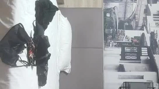 年轻的金发女郎在高清中自慰并接受内射