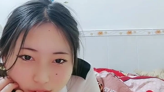 韩春霖泳池旁幫男友口爆吞精
