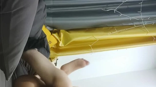 在沙发上蹂躏小姨子